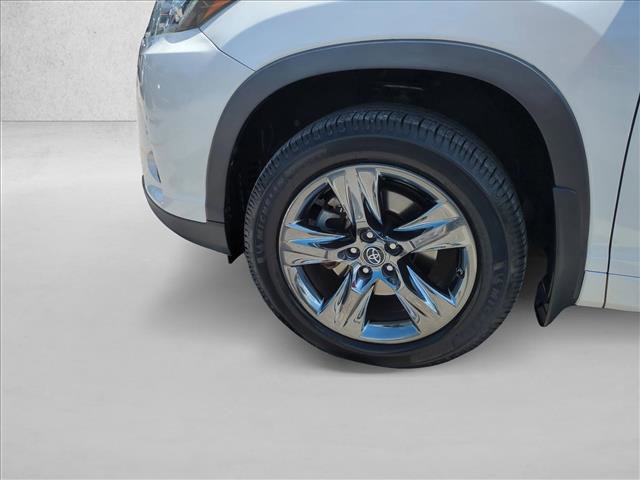 Used 2017 Toyota Highlander Limited Platinum AWD/4WD image 25