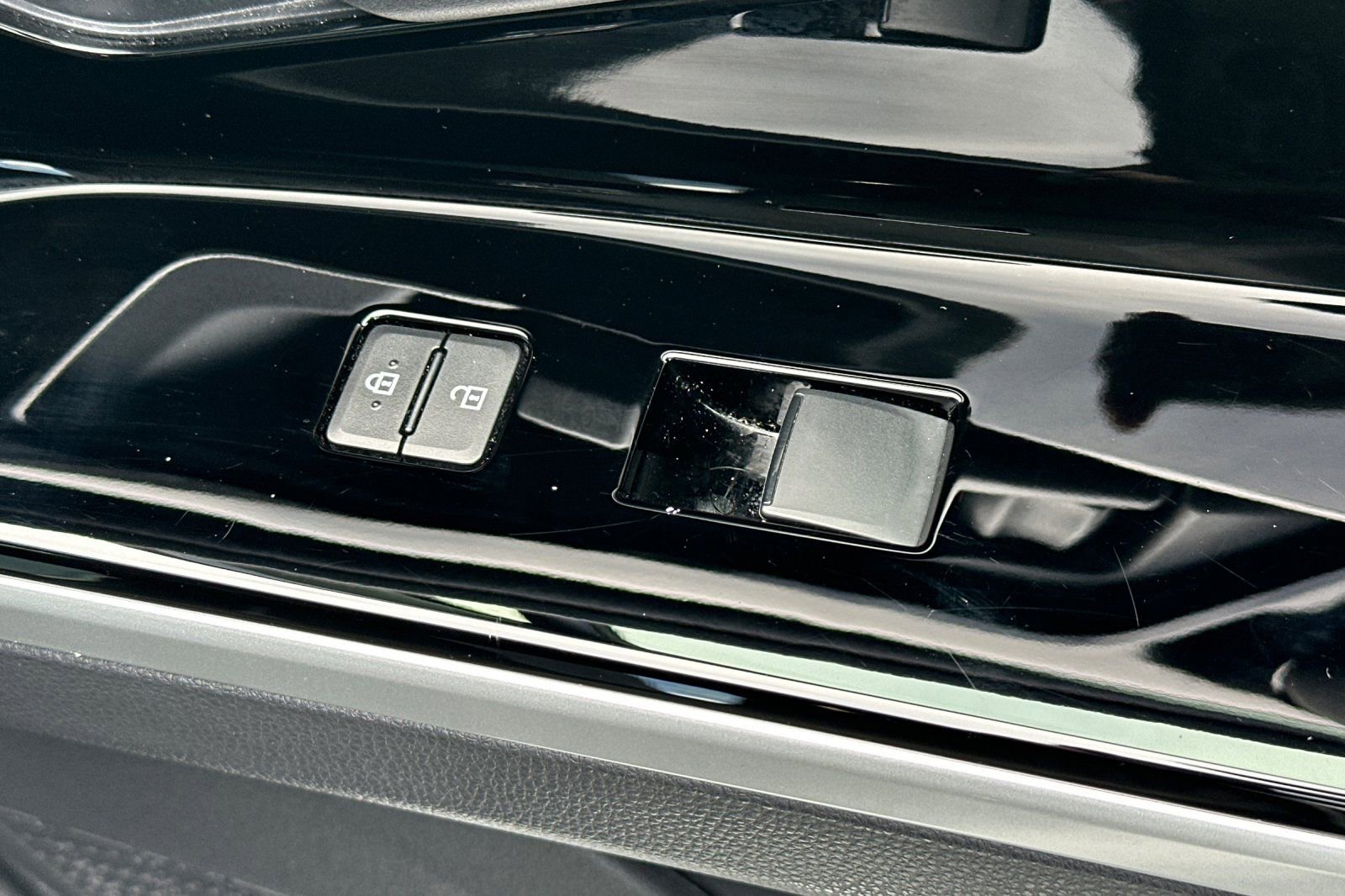 Used 2025 Subaru Solterra Premium w/ Premium Convenience Package image 23