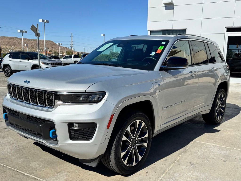 Used 2023 Jeep Grand Cherokee Overland w/ Advanced Protech Group III AWD/4WD image 3
