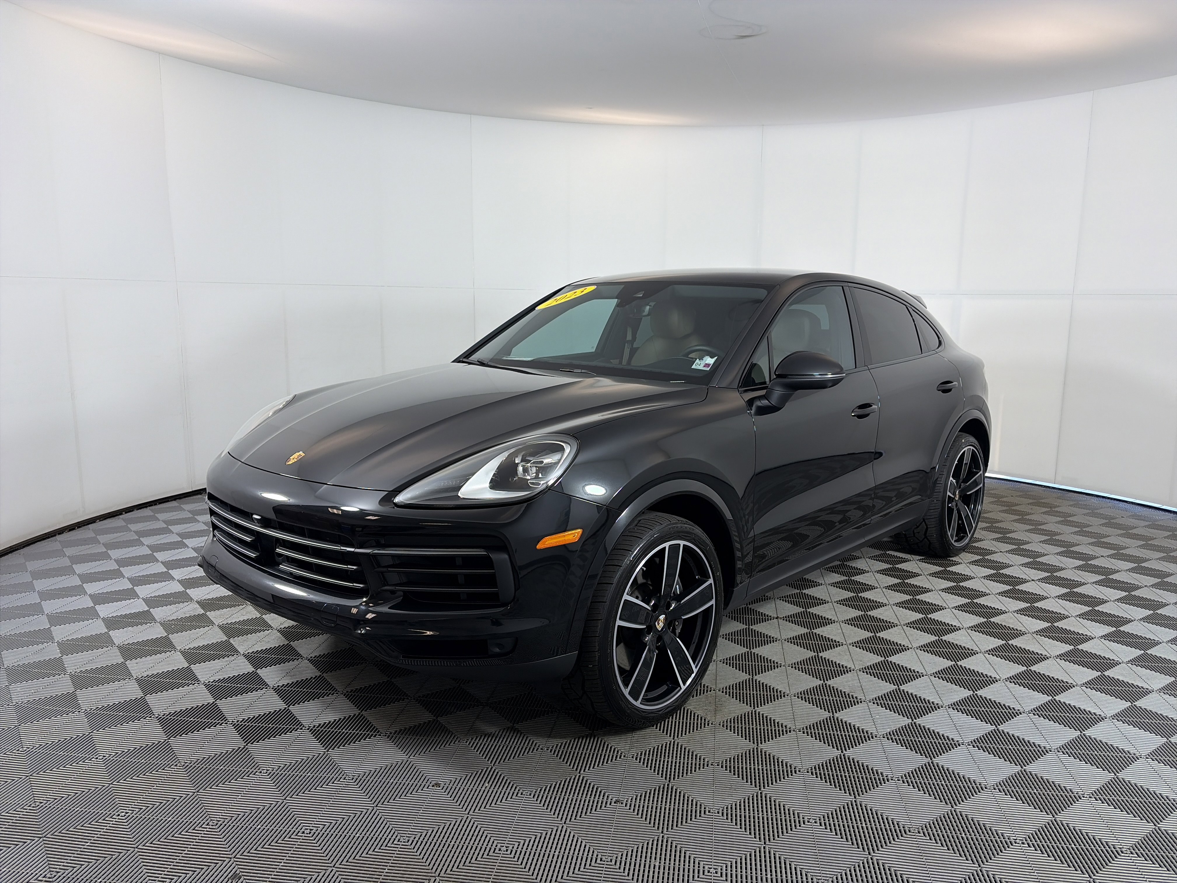 Used 2023 Porsche Cayenne Platinum Edition image 2