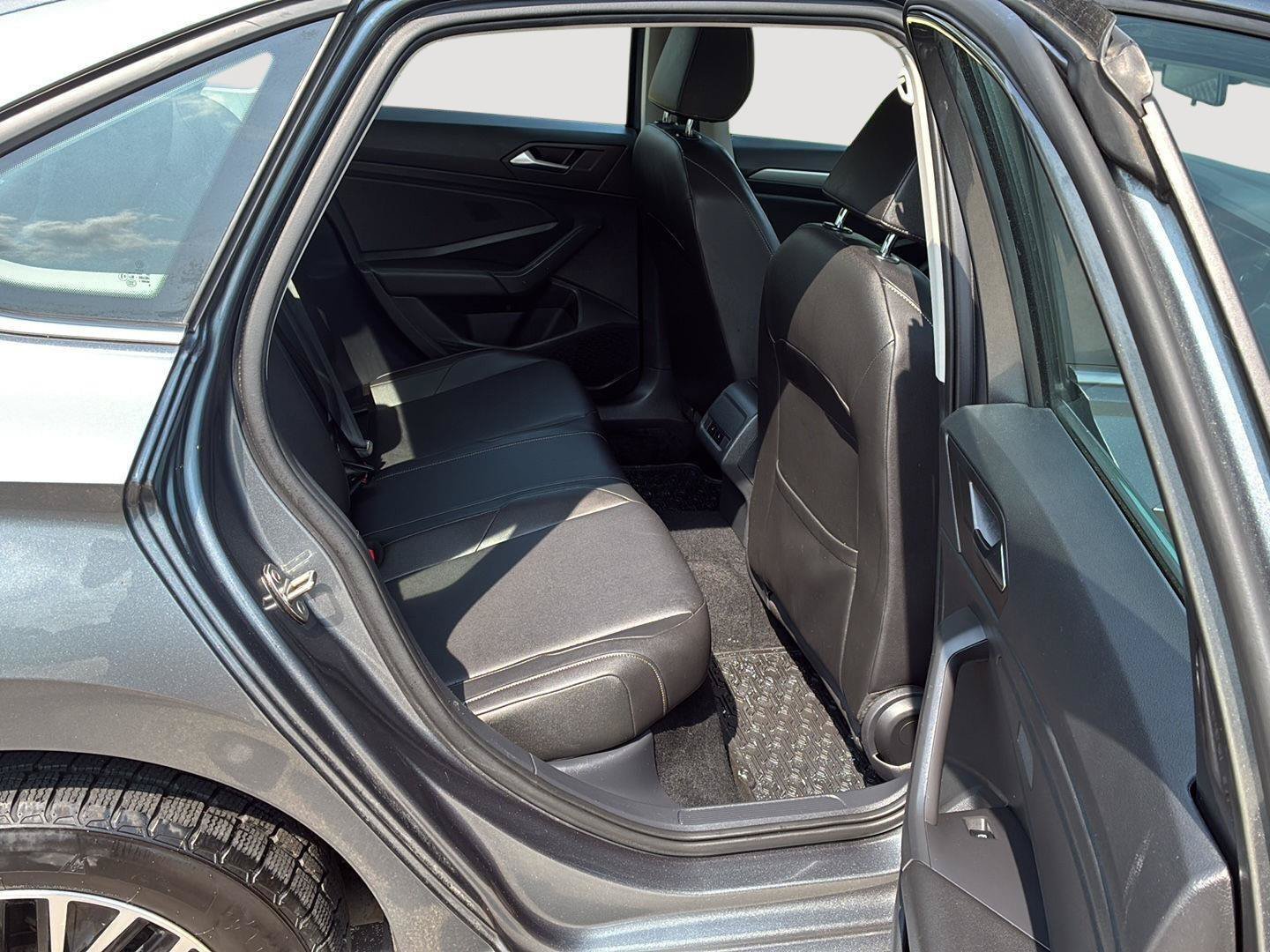 Used 2019 Volkswagen Jetta SE w/ Cold Weather Package FWD image 19