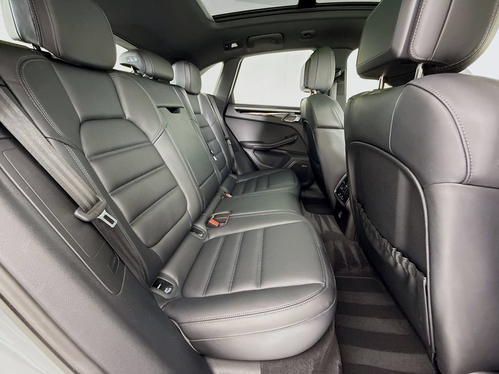 Certified 2025 Porsche Macan AWD/4WD image 31