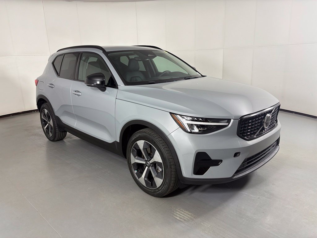 Used 2024 Volvo XC40 B5 Core AWD/4WD image 2