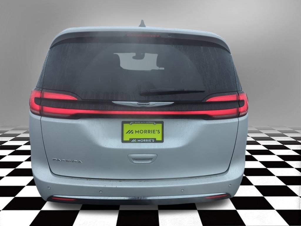 Used 2024 Chrysler Pacifica Touring-L image 9