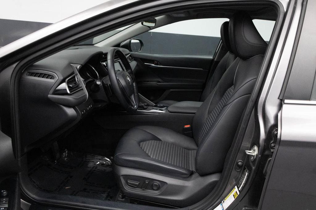 Used 2020 Toyota Camry SE w/ Moonroof Package image 6