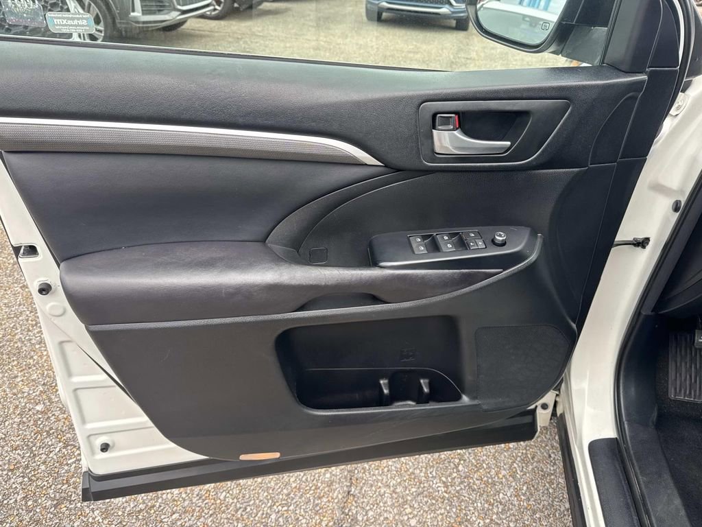 Used 2017 Toyota Highlander XLE image 21