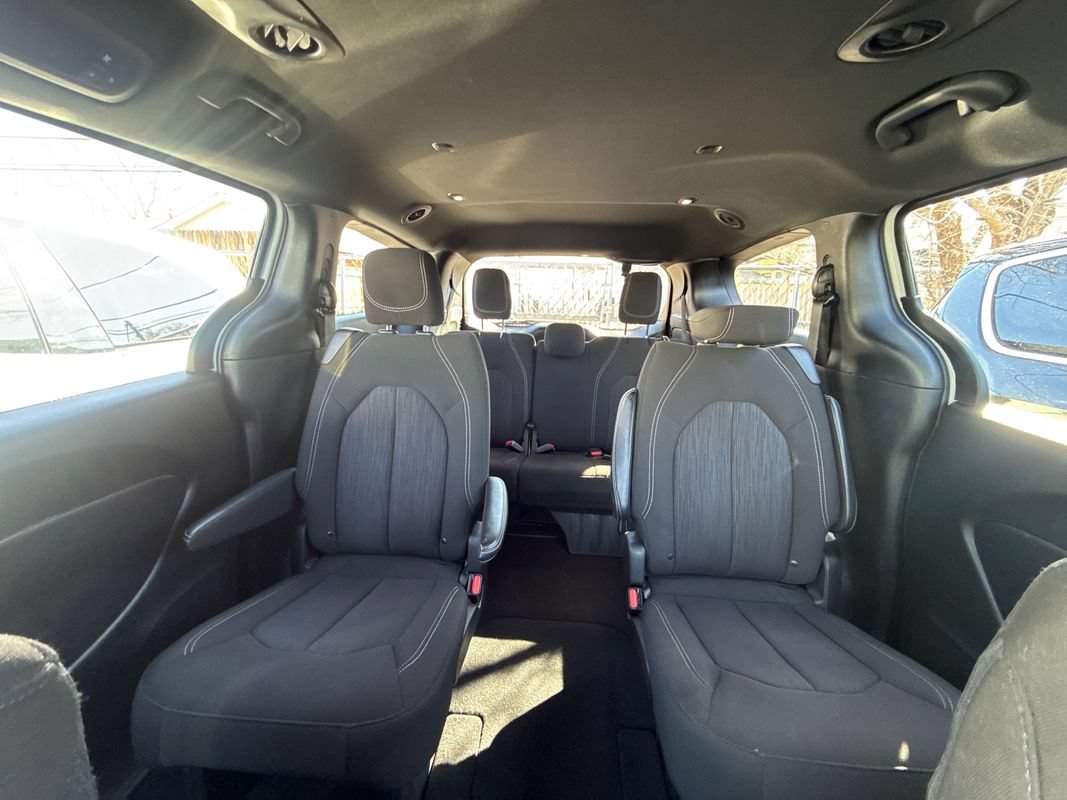 Used 2024 Chrysler Pacifica Touring FWD image 17