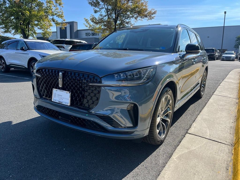 Used 2026 Lincoln Aviator AWD image 3