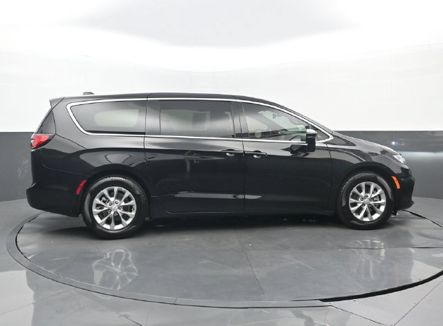 Used 2026 Chrysler Pacifica Limited FWD image 2