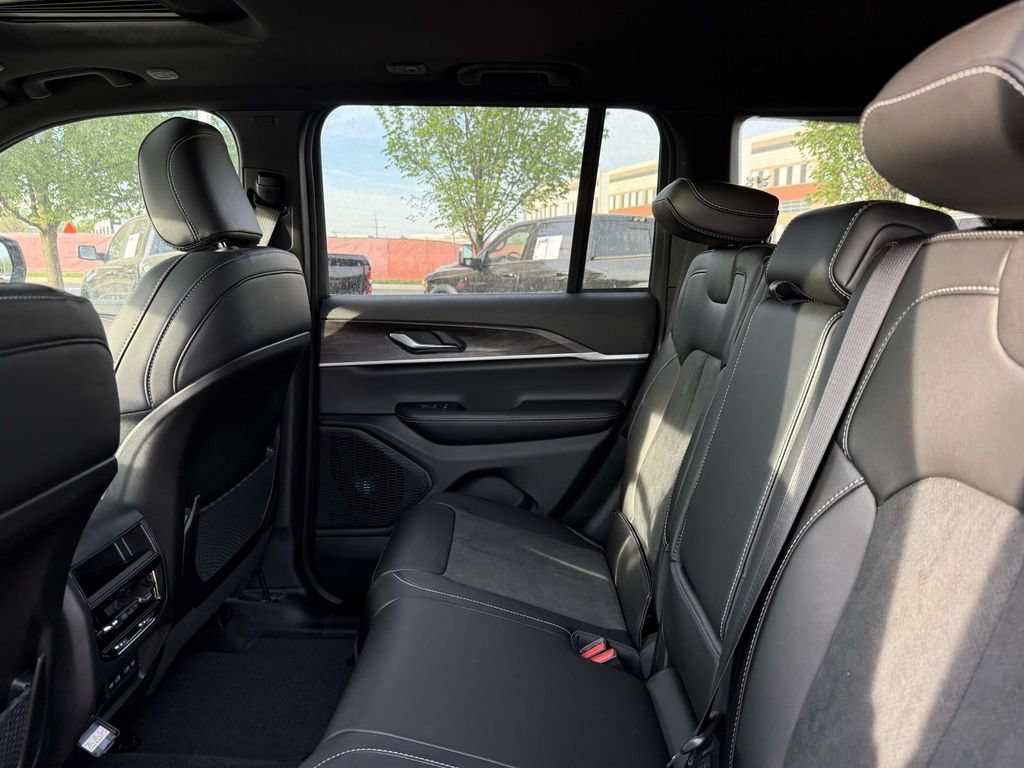 New 2026 Jeep Grand Cherokee Altitude AWD/4WD image 17