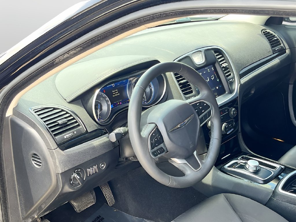 Used 2023 Chrysler 300 Touring RWD image 9