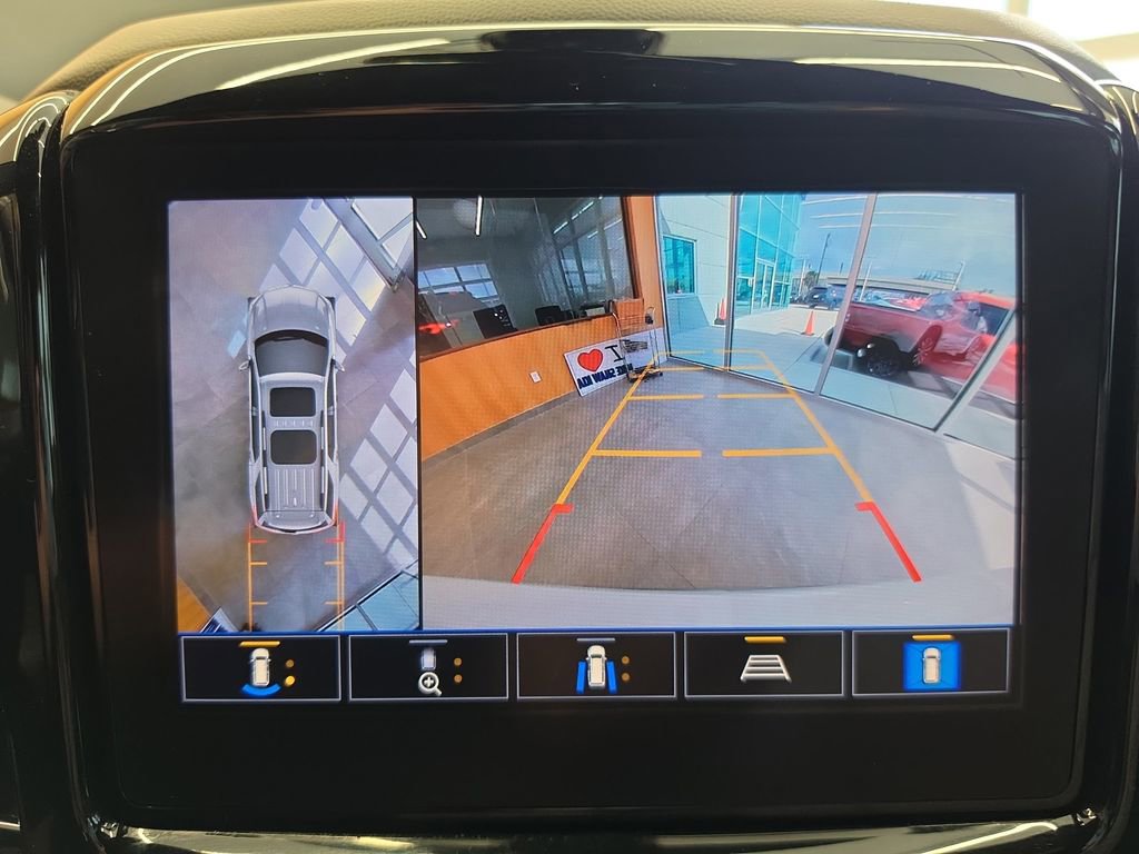 Used 2023 Chevrolet Traverse Premier FWD image 27