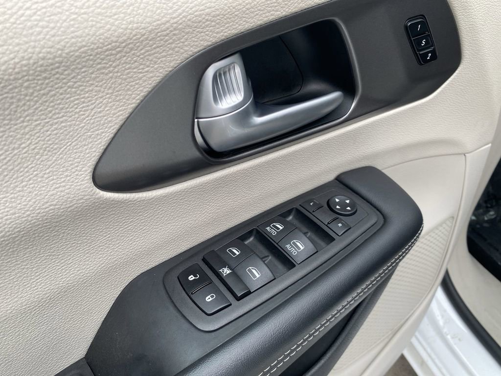 Used 2024 Chrysler Pacifica Touring-L image 13