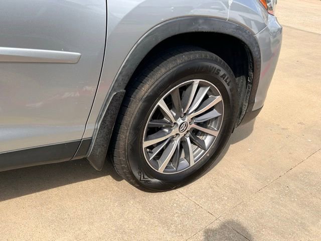 Used 2019 Toyota Highlander XLE FWD image 12