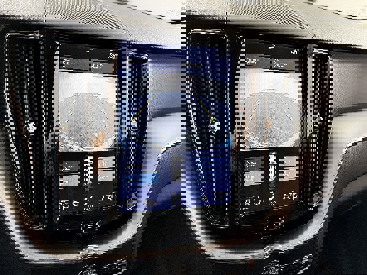 Used 2018 Volvo XC60 T5 Momentum w/ Convenience Package image 43