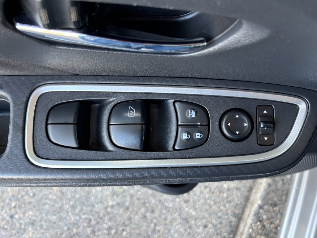 Used 2025 Nissan Versa SR w/ Trunk Package FWD image 23