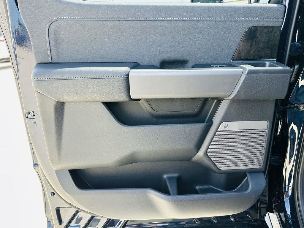 New 2025 Ford F250 Lariat w/ Black Appearance Package image 30