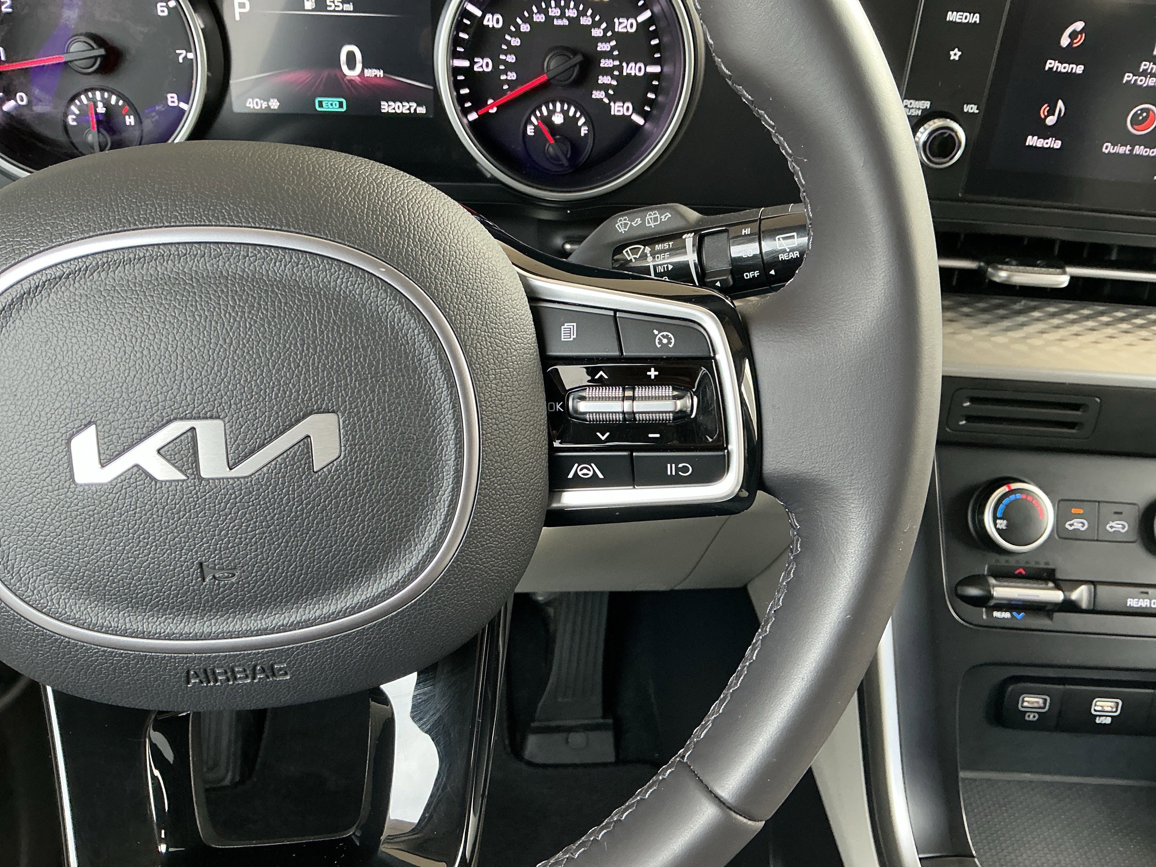 Used 2024 Kia Carnival LX image 13