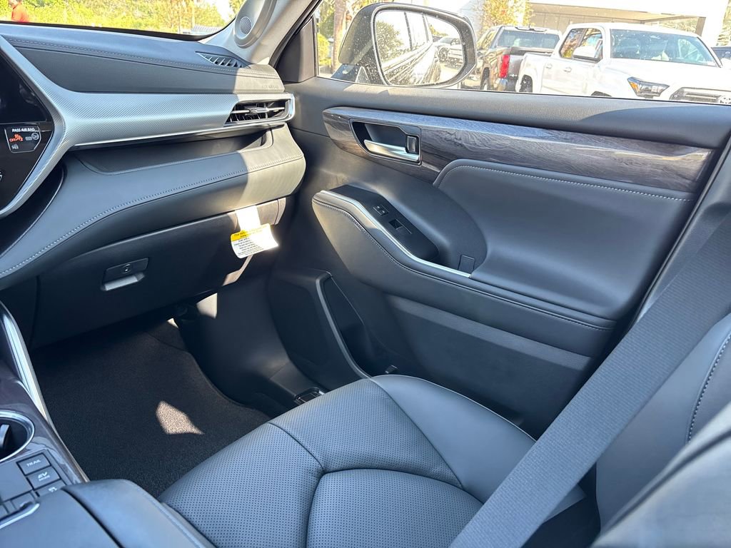 New 2026 Toyota Highlander Platinum image 29