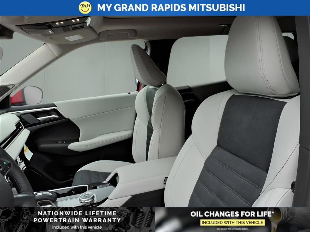 New 2025 Mitsubishi Outlander SE image 11