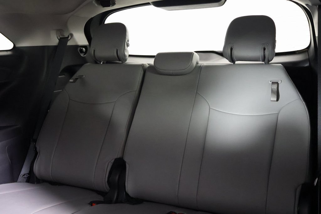Used 2026 Toyota Sienna XLE FWD image 12