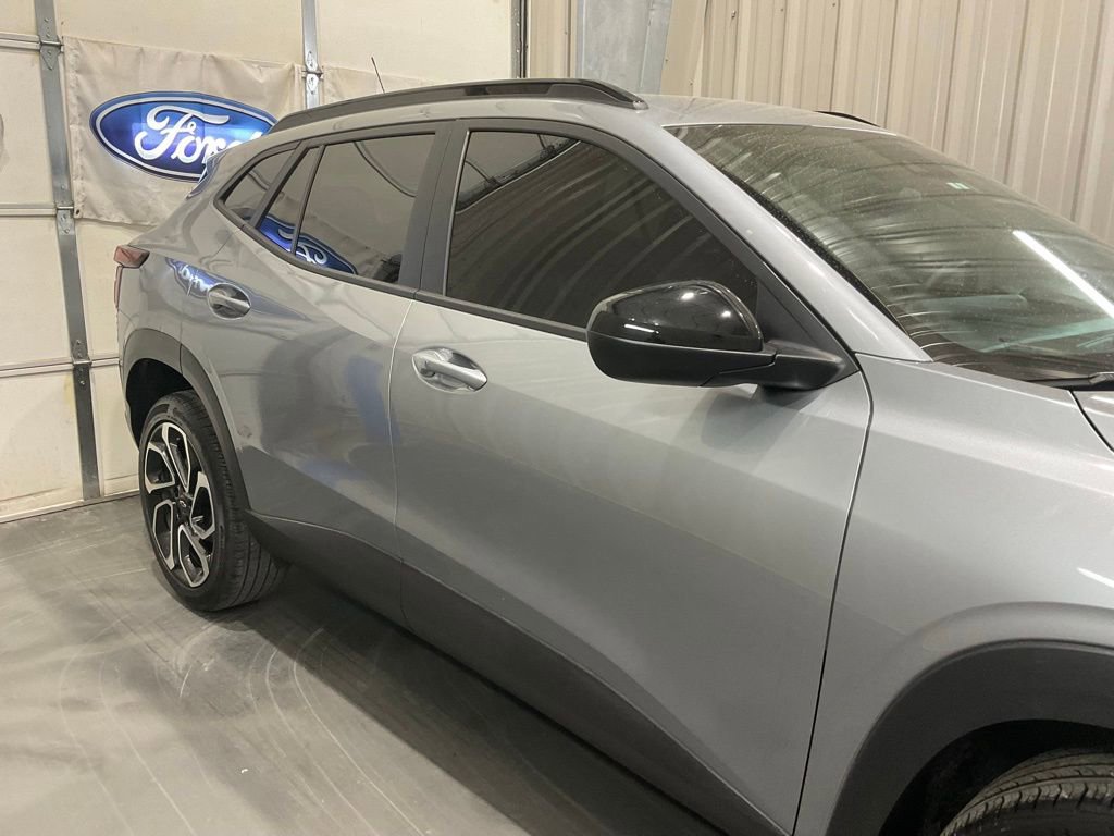 Used 2025 Chevrolet Trax RS w/ Driver Confidence Package image 4