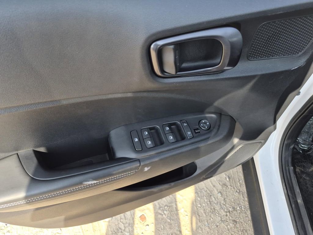 Used 2025 Hyundai Venue Limited image 12