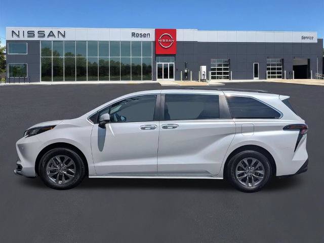 Used 2023 Toyota Sienna XLE FWD image 6