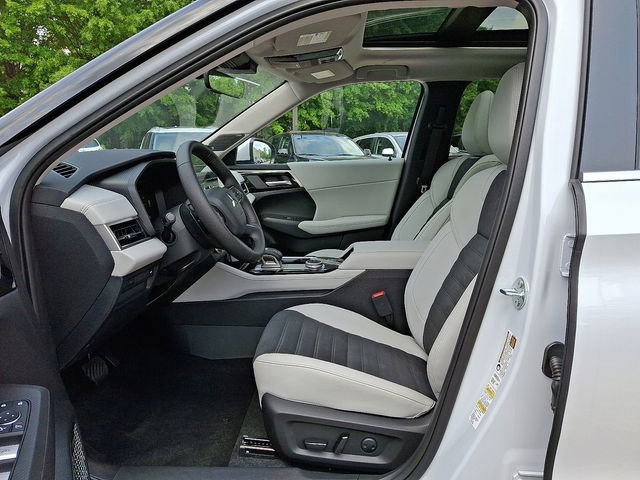 New 2025 Mitsubishi Outlander SE image 8