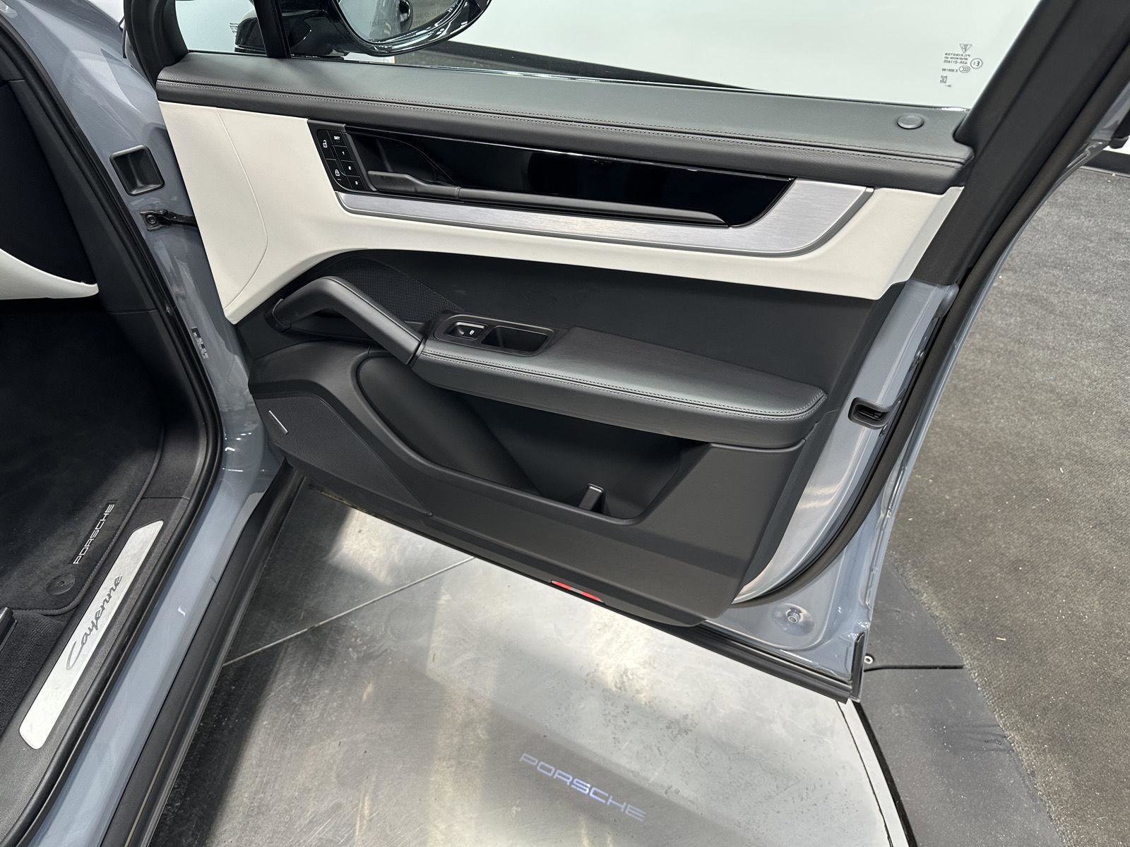 Certified 2025 Porsche Cayenne Coupe image 41