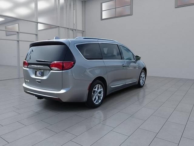 Used 2018 Chrysler Pacifica Touring-L Plus FWD image 8
