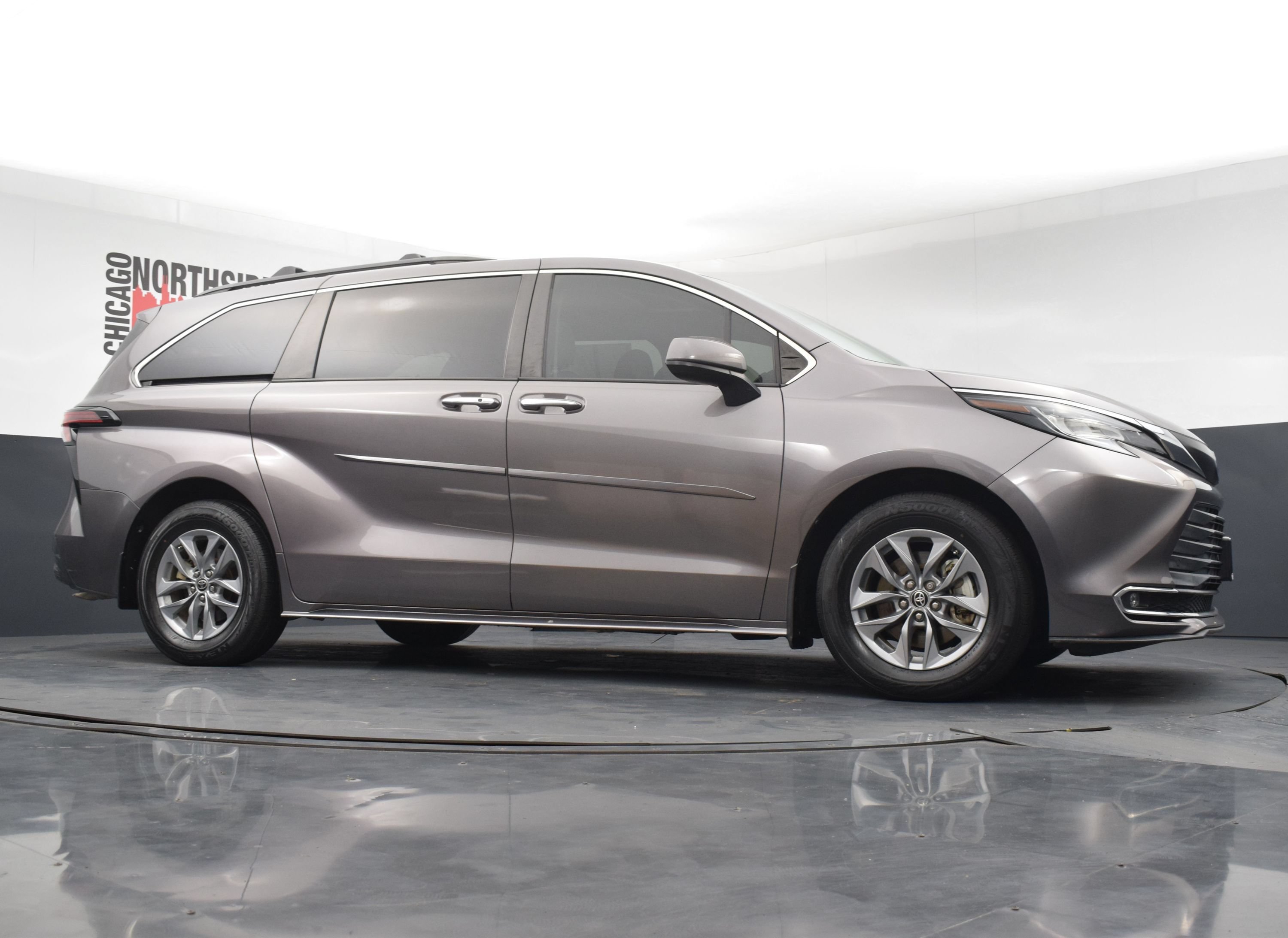 Used 2021 Toyota Sienna XLE FWD image 32