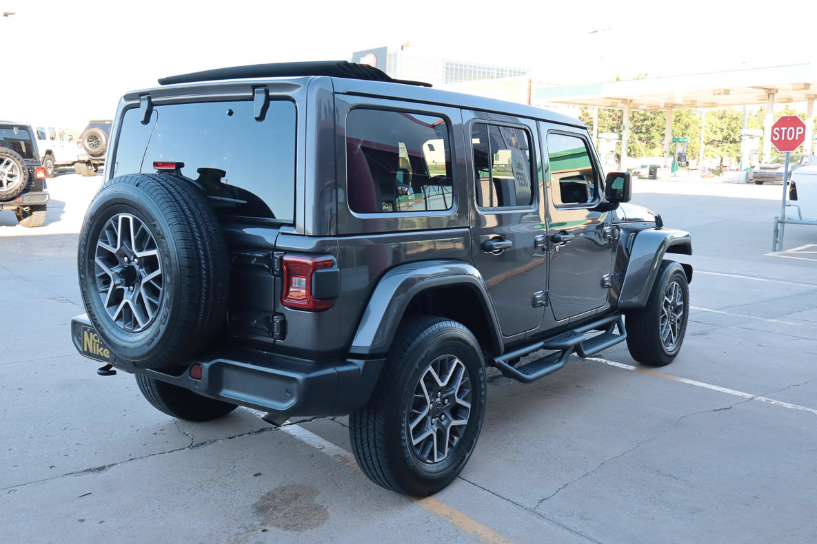 Used 2025 Jeep Wrangler Unlimited Sahara AWD/4WD image 5