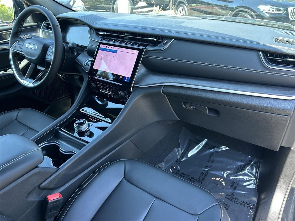 Used 2025 Jeep Grand Cherokee Limited w/ Black Appearance Package image 35