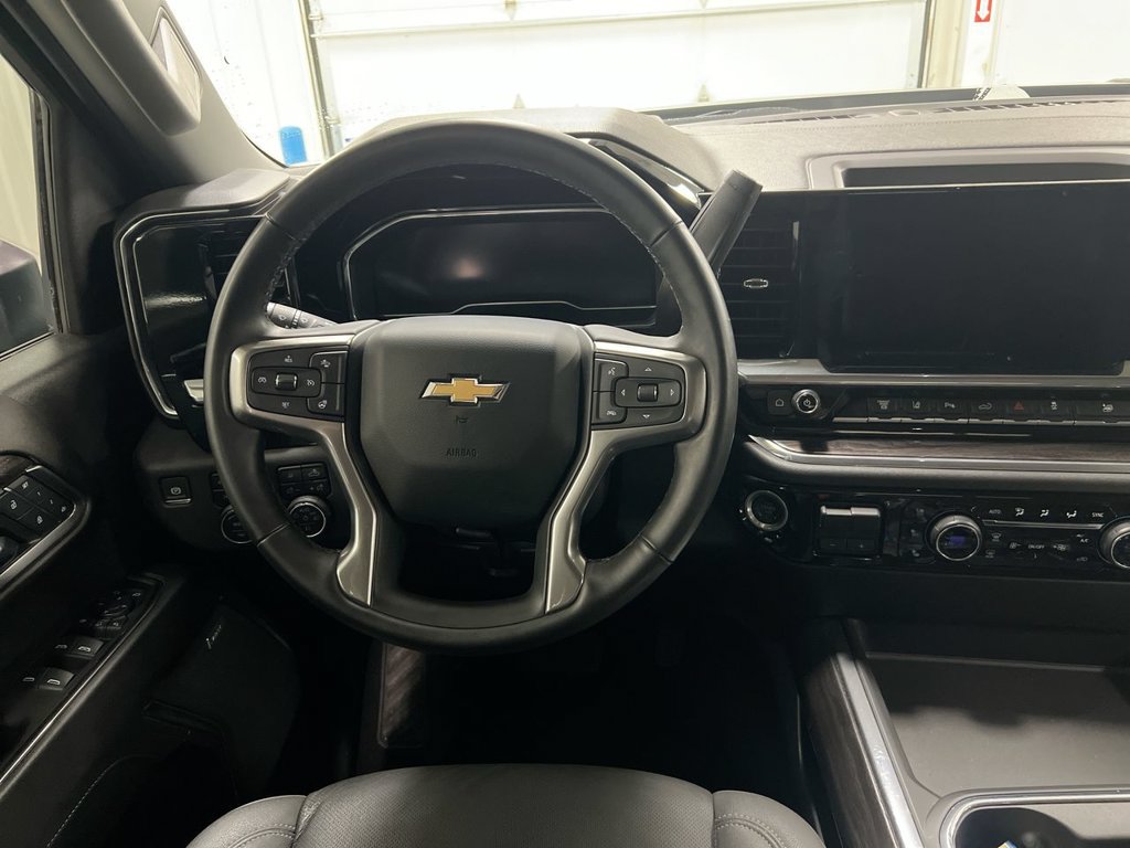 Used 2025 Chevrolet Silverado 3500 LTZ w/ LTZ Convenience Package AWD/4WD image 6