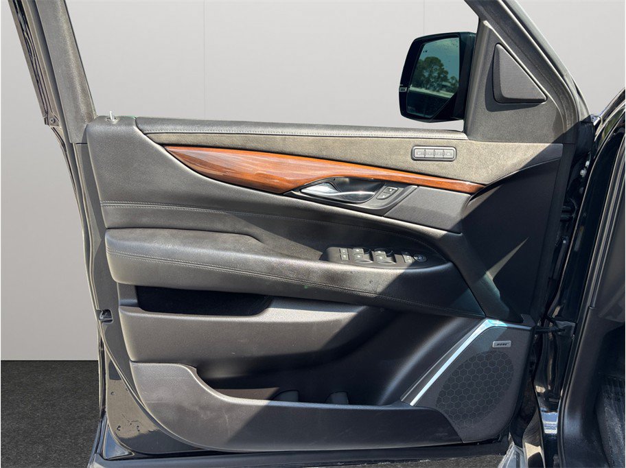 Used 2019 Cadillac Escalade Luxury w/ Escalade Sport Edition AWD/4WD image 21