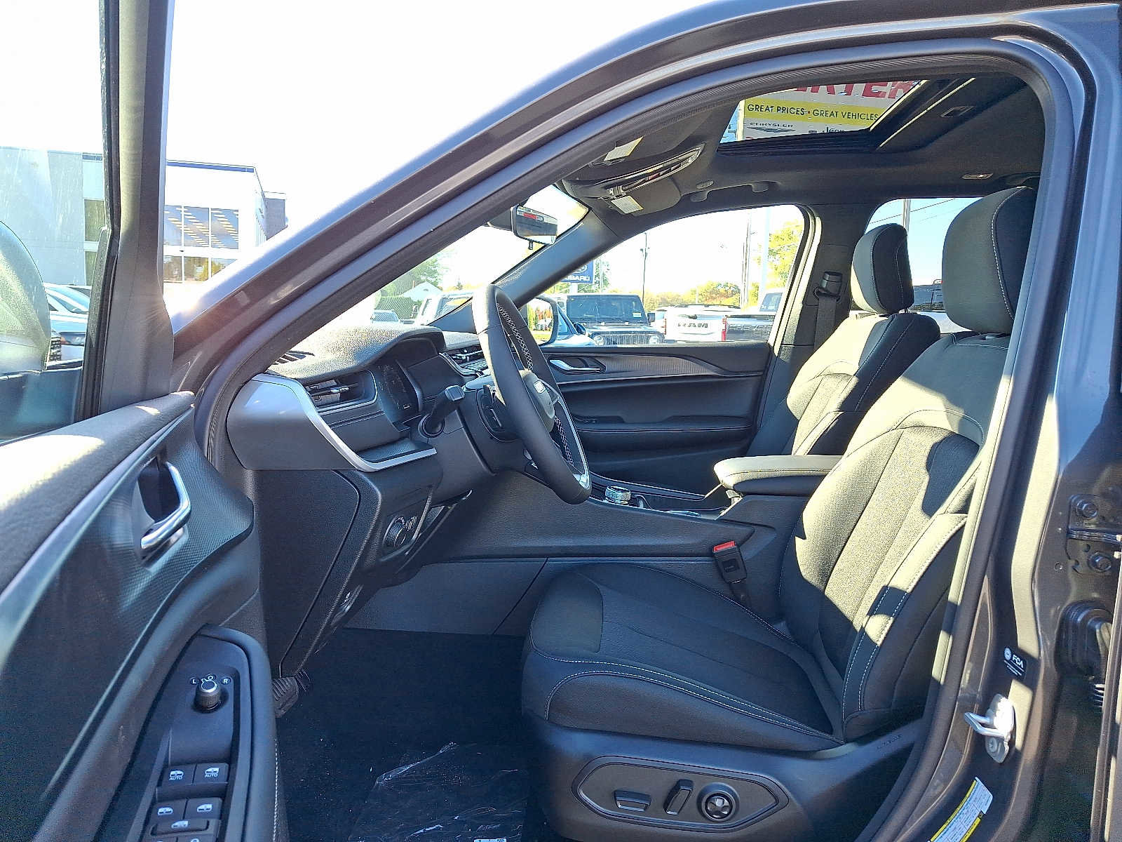 New 2025 Jeep Grand Cherokee Laredo X w/ Luxury Tech Group I image 9