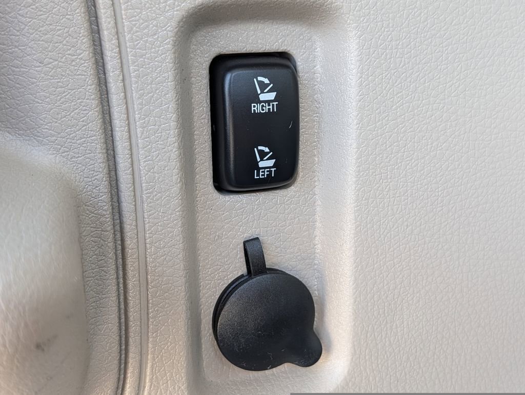 Used 2014 Lincoln MKX AWD w/ Equipment Group 102A image 25