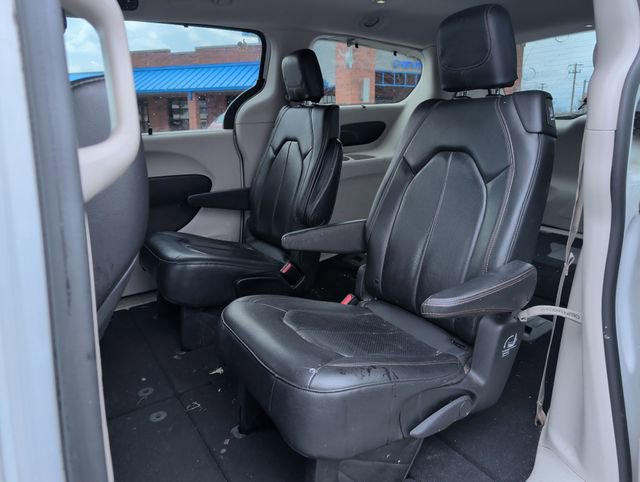 Used 2019 Chrysler Pacifica Touring-L image 23