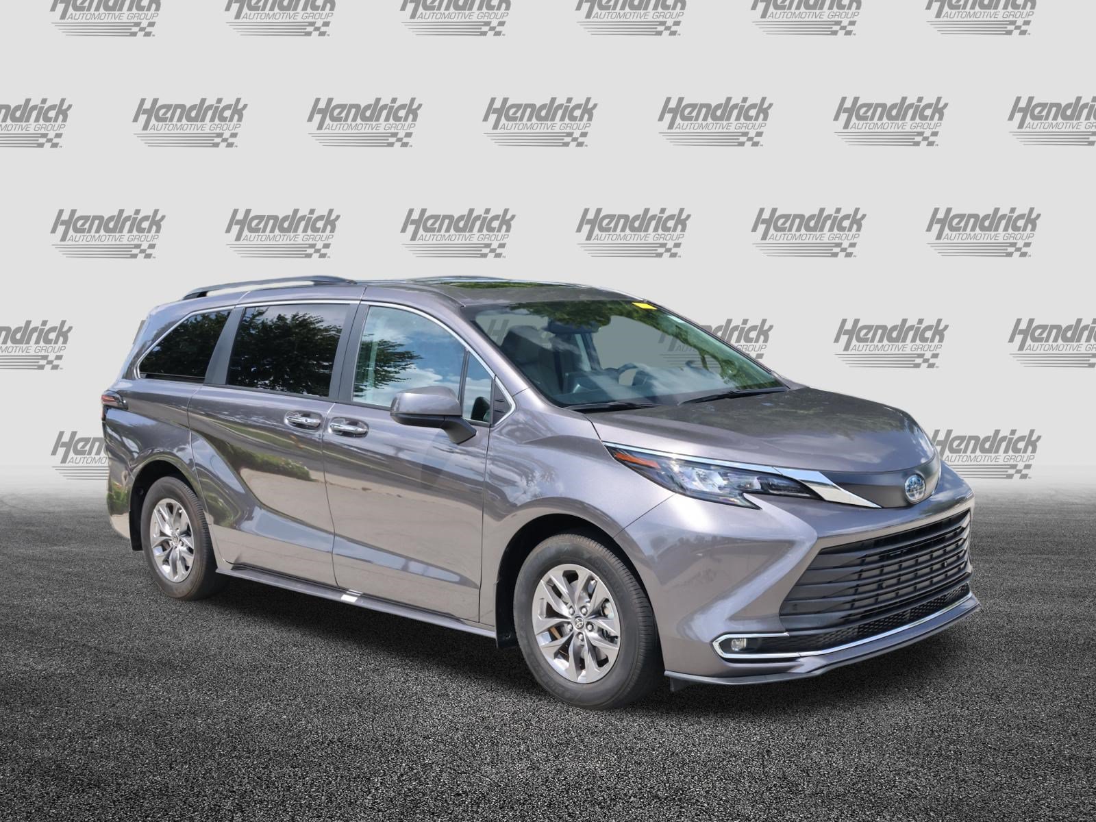 Used 2024 Toyota Sienna XLE w/ XLE Plus Package FWD image 2