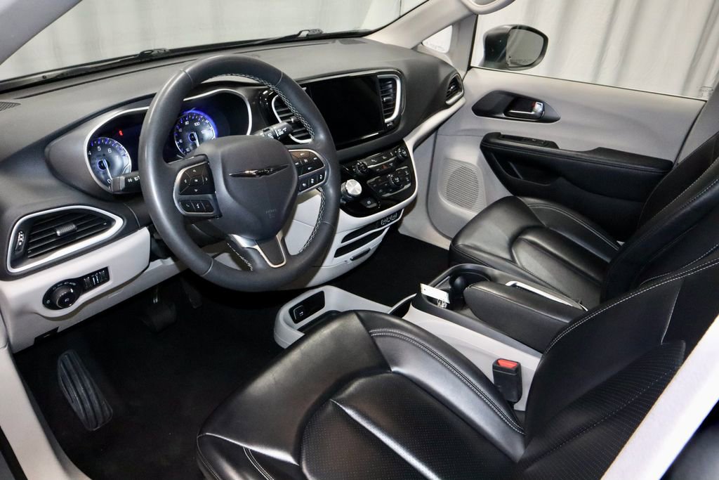 Used 2023 Chrysler Pacifica Touring-L FWD image 24