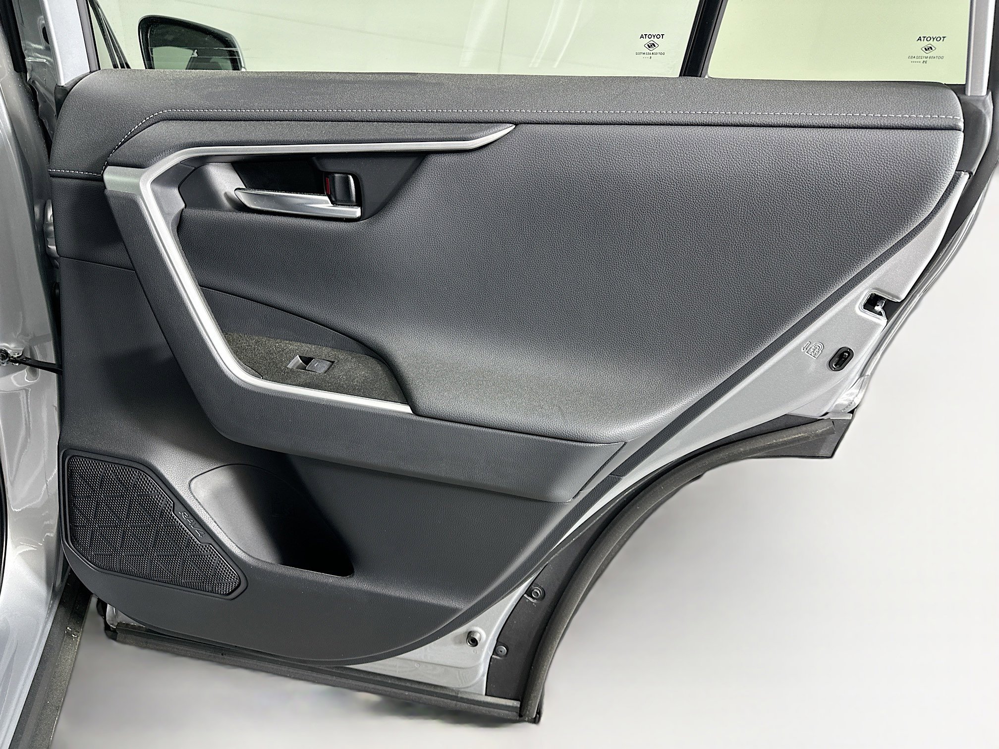 Used 2025 Toyota RAV4 Limited image 31