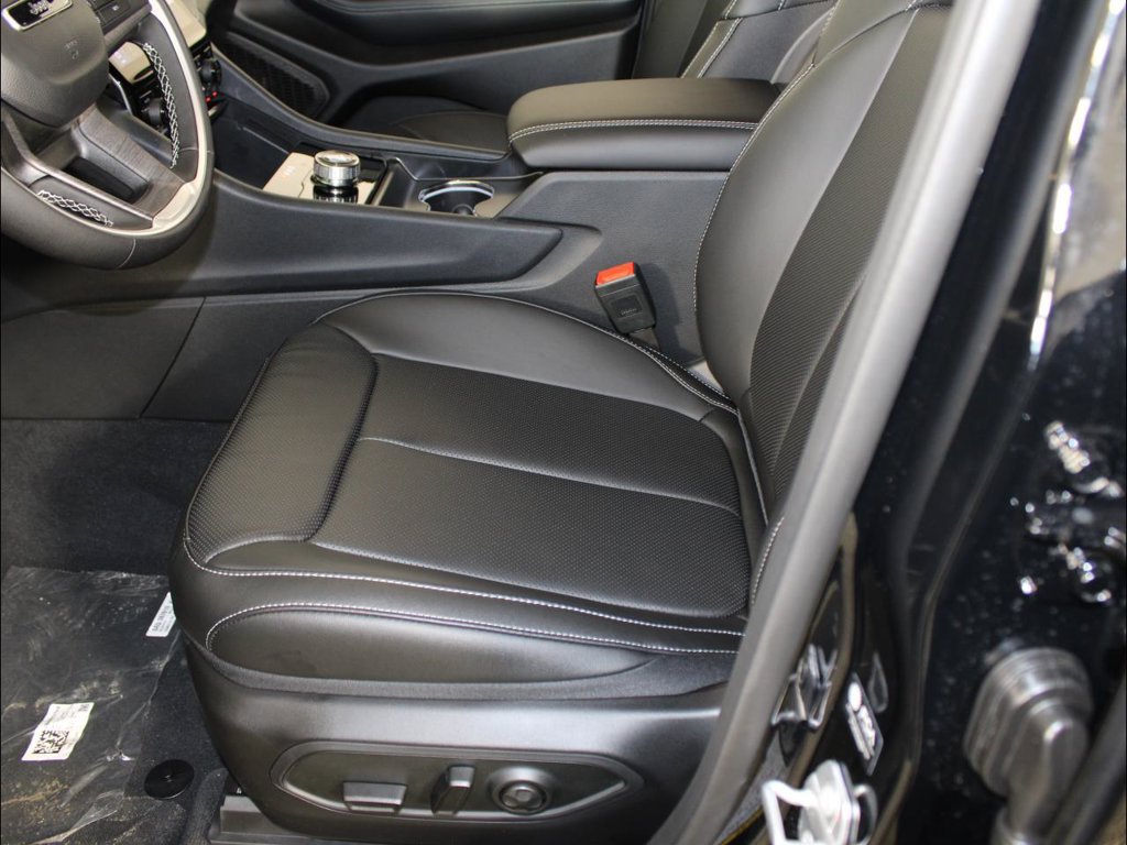 New 2025 Jeep Grand Cherokee Limited w/ Luxury Tech Group II RWD image 12