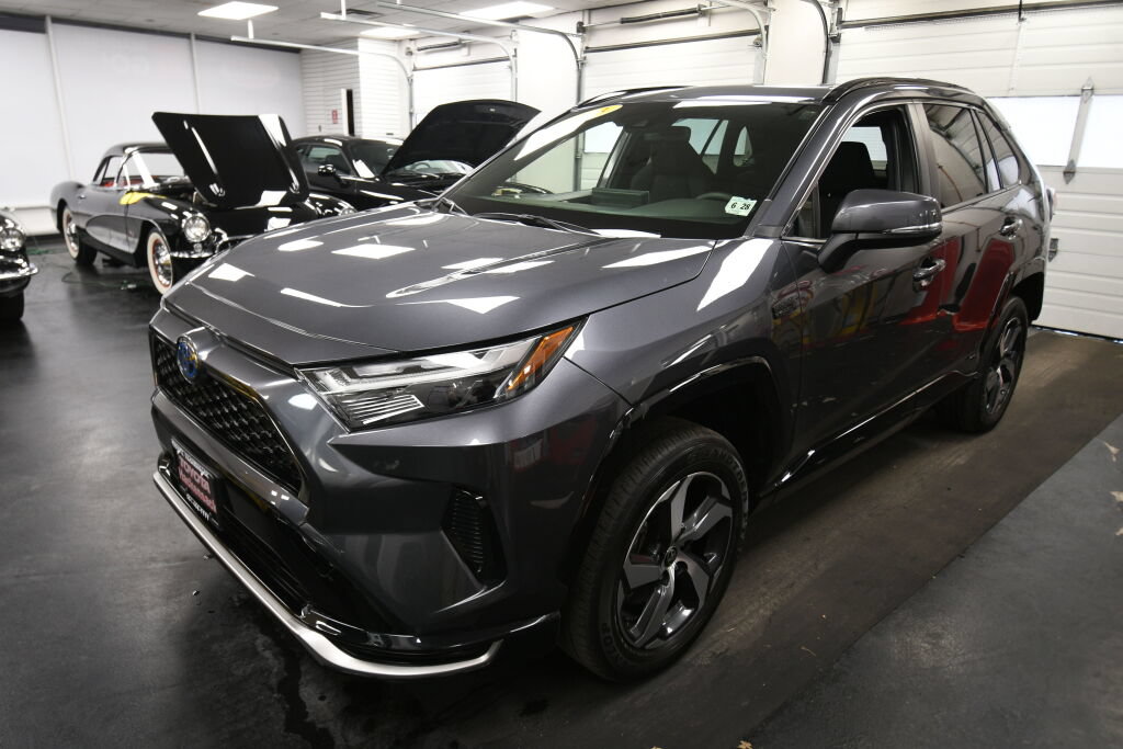 Used 2023 Toyota RAV4 SE w/ Weather & Moonroof Package AWD/4WD image 4