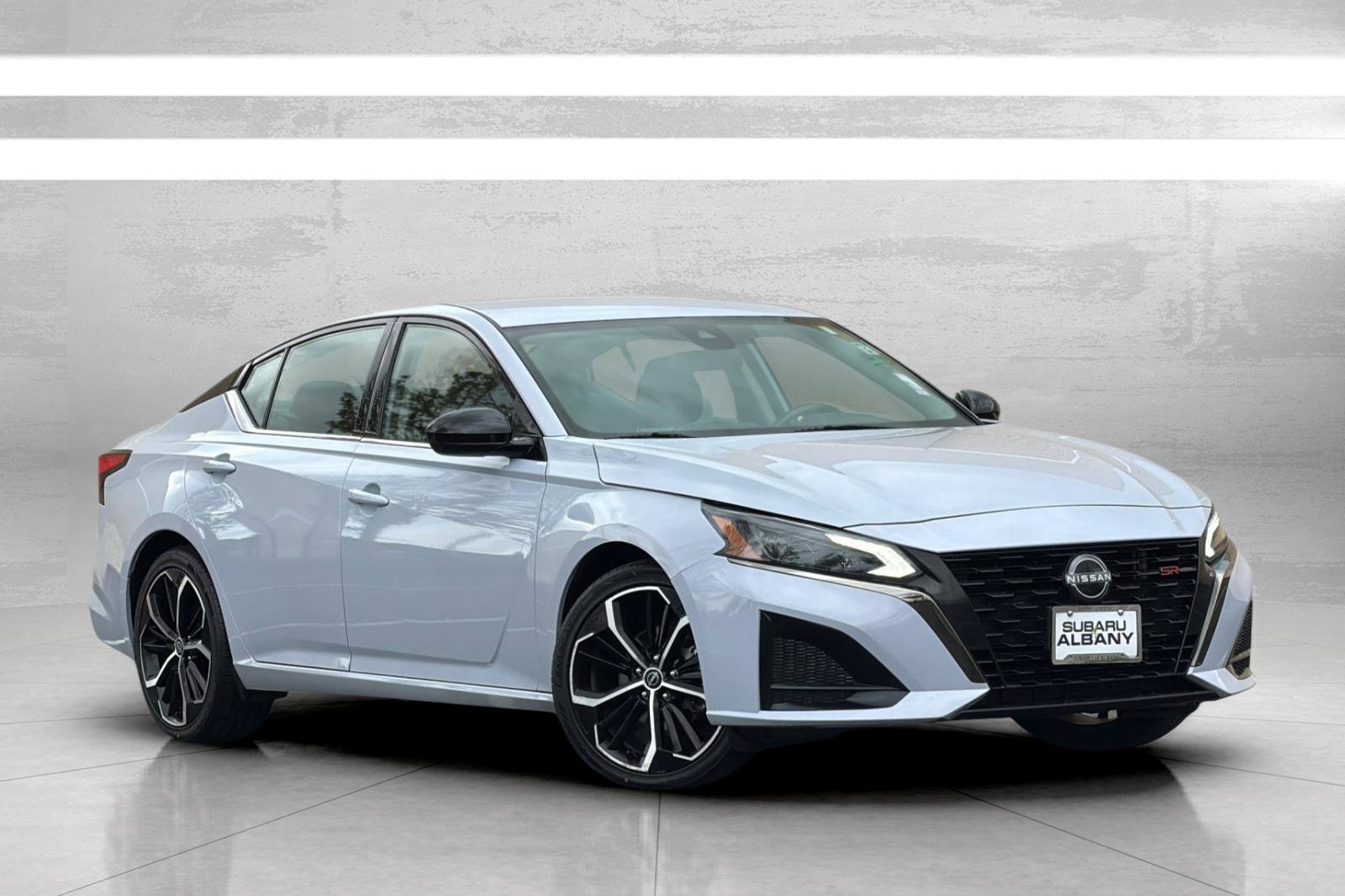 Used 2023 Nissan Altima 2.5 SR FWD image 2
