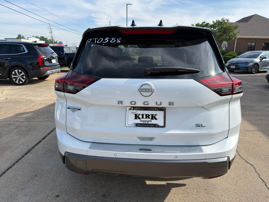 Used 2025 Nissan Rogue SL w/ Tech Package FWD image 4