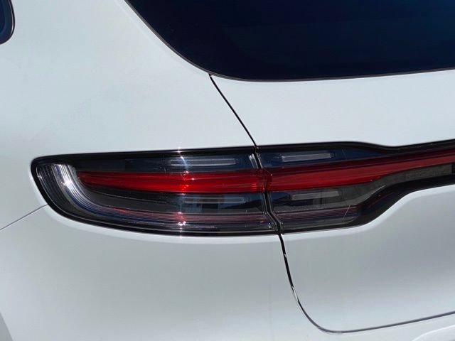 Certified 2025 Porsche Macan AWD/4WD image 32