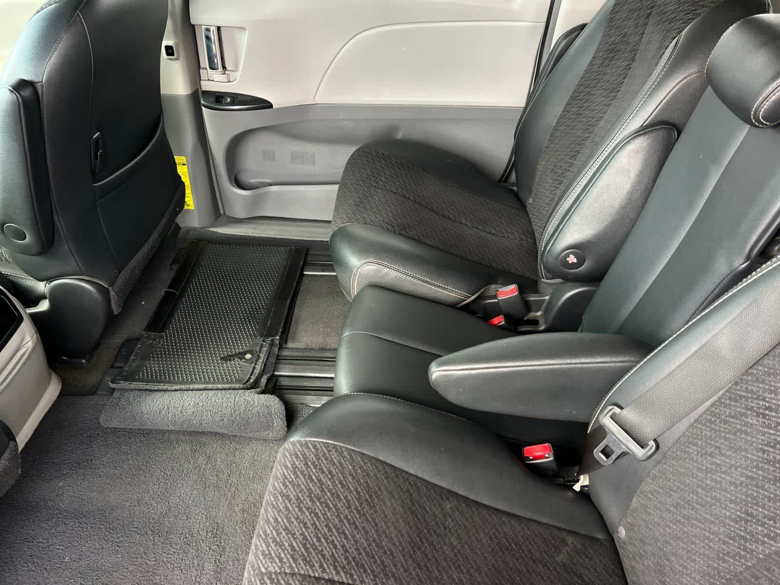 Used 2014 Toyota Sienna SE FWD image 5