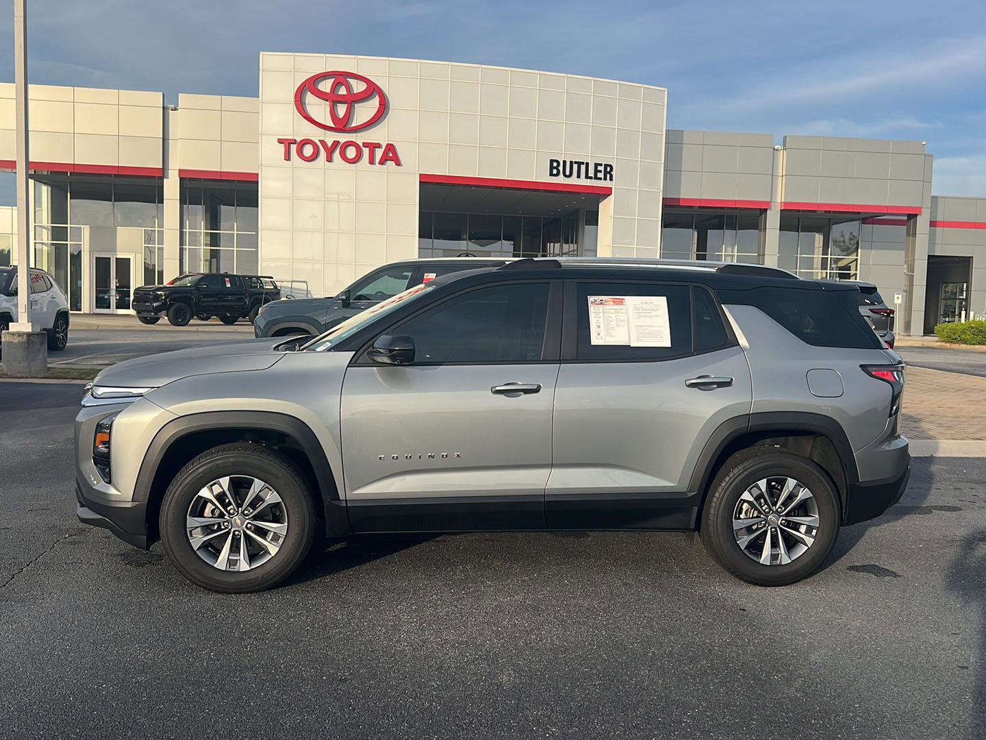 Used 2025 Chevrolet Equinox LT w/ Convenience Package II image 3