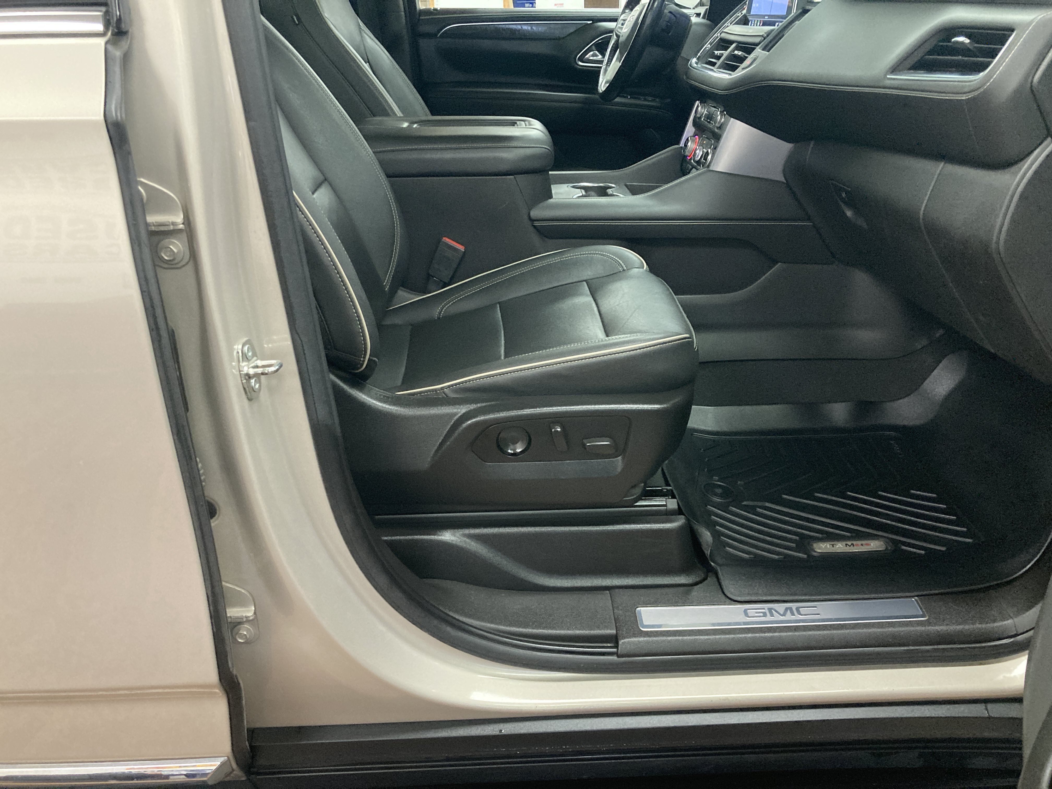 Used 2021 GMC Yukon SLT w/ SLT Premium Package AWD/4WD image 24